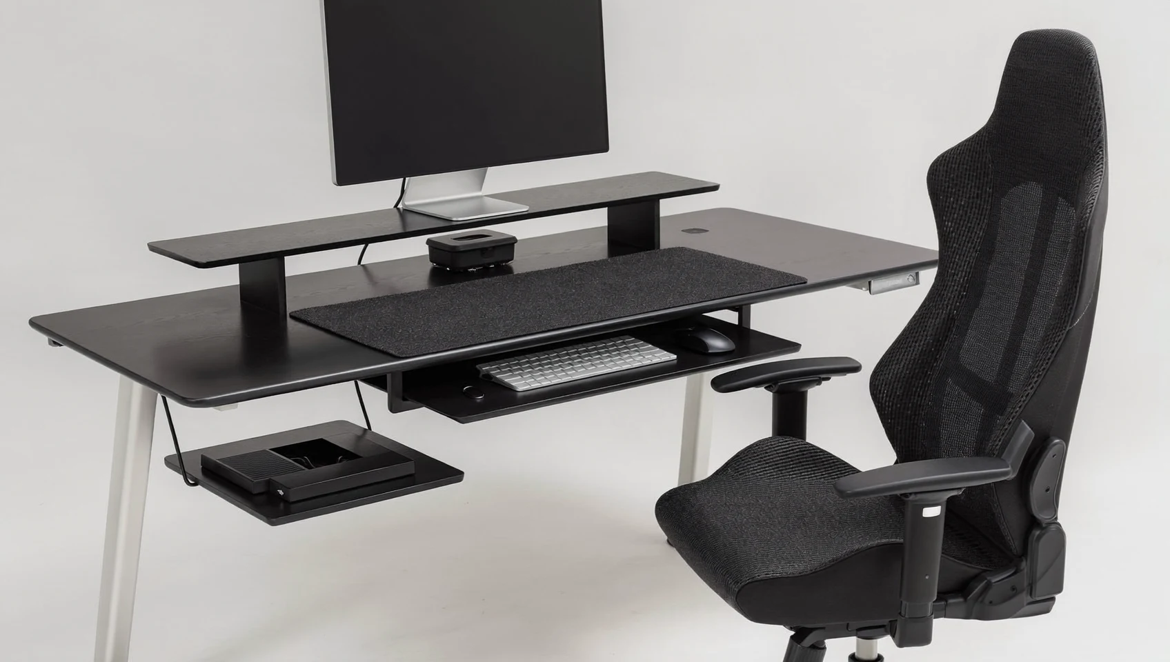Illustration eines modernen Computerarbeitsplatzes mit Schreibtisch und Bildschirm