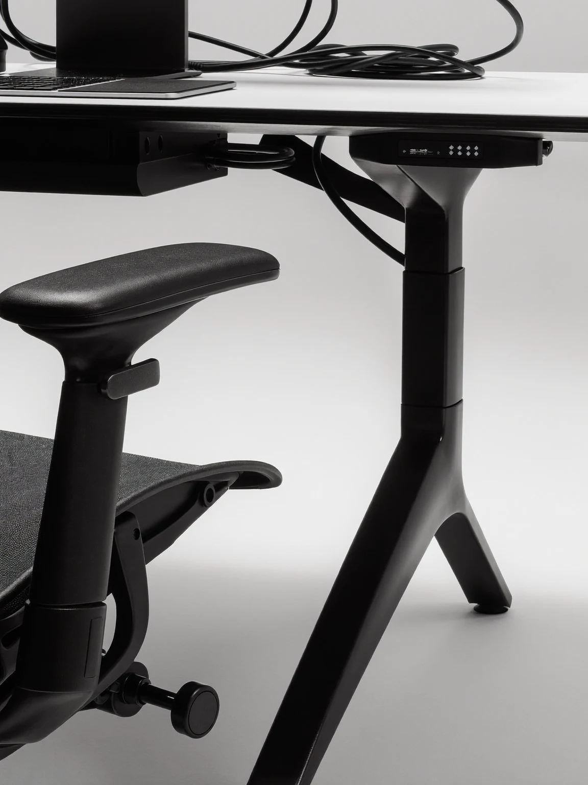 Detailansicht einer Arbeitsfläche mit Tastatur und Zubehör, als Illustration